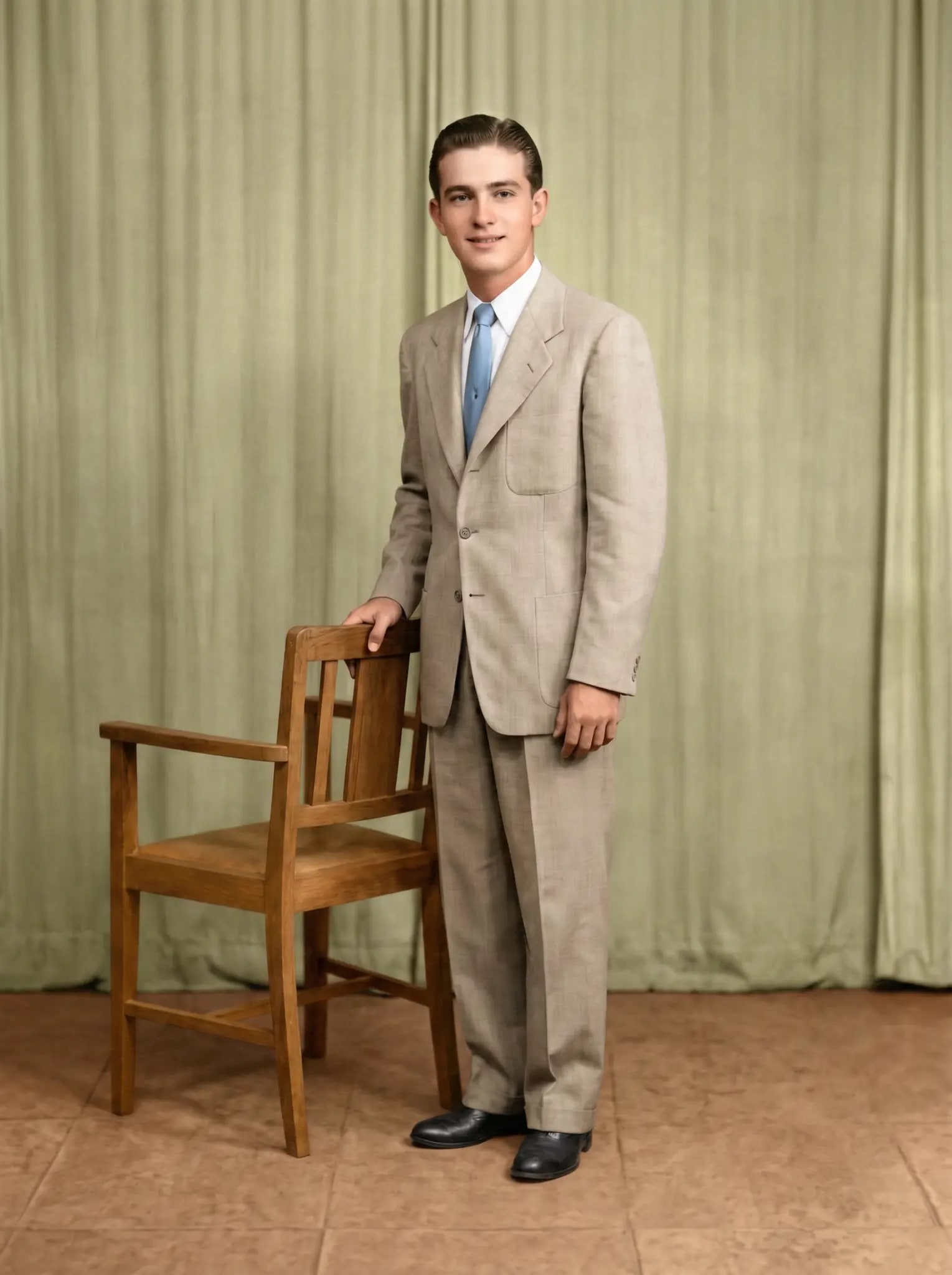 Retrato de estúdio com o canto faltando e vincos marcados — reconstruídos com o rosto preservado. — depois